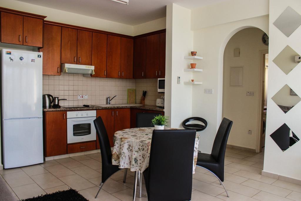 King'S Gardens Apartment Пафос Екстериор снимка