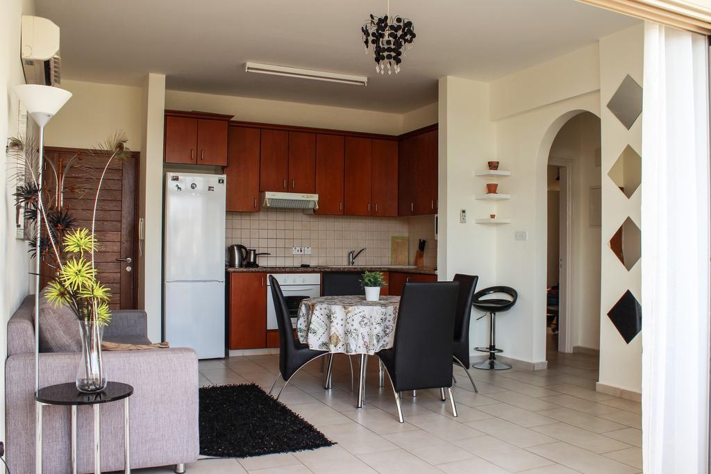 King'S Gardens Apartment Пафос Екстериор снимка