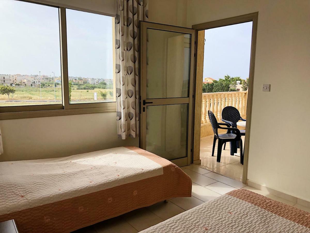 King'S Gardens Apartment Пафос Екстериор снимка